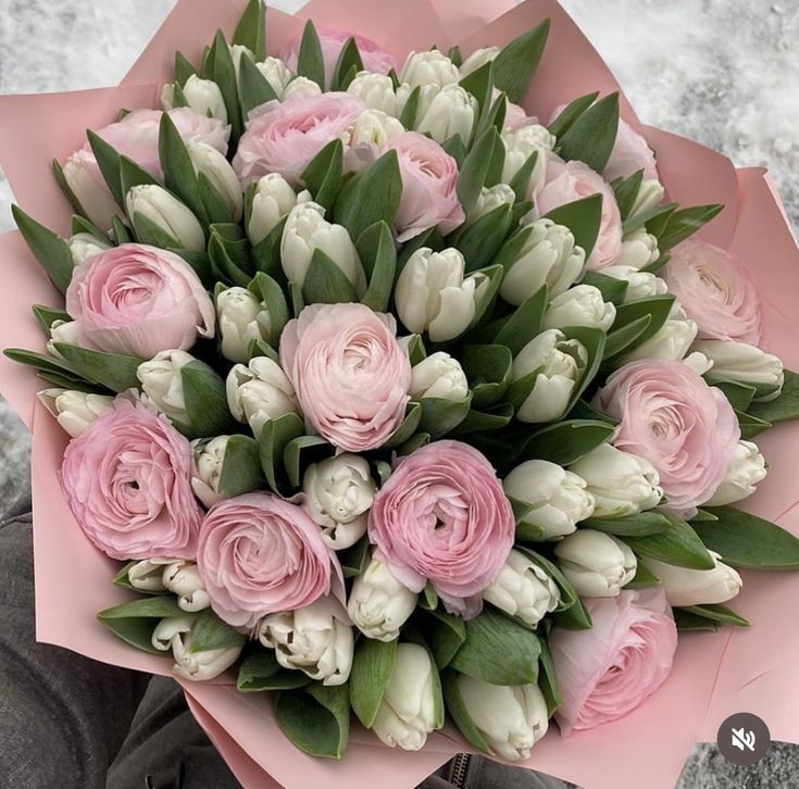 Pembe Erengül ve Lale Buketi