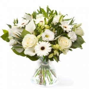 Vazoda Beyaz Güller ve Gerberalar