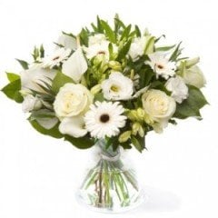 Vazoda Beyaz Güller ve Gerberalar